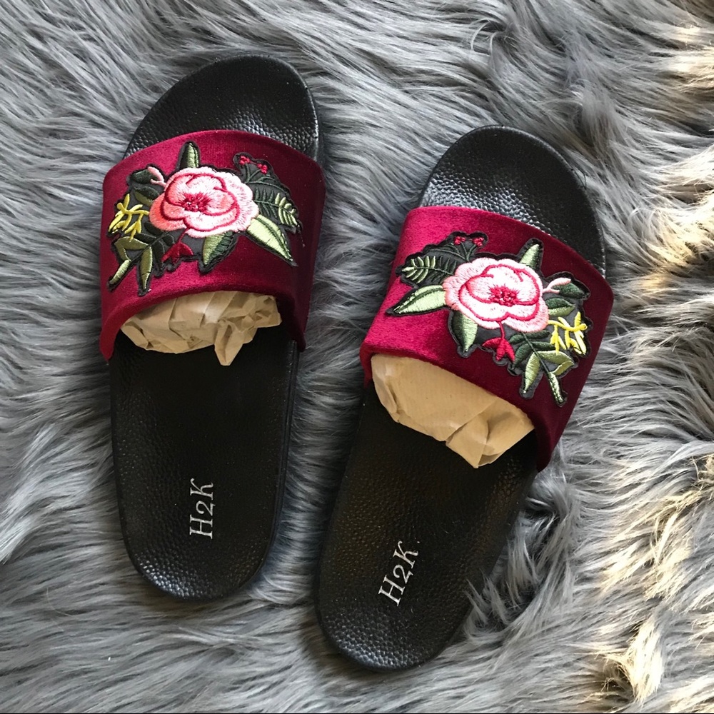 NWB 🌹 VELVET ROSE EMBROIDERED PATCH SLIDE - Picture 3 of 8